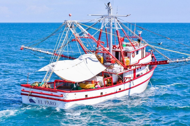 El Faro fishing boat at sea during sustainable fishing operations – Mazatlán, Mexico