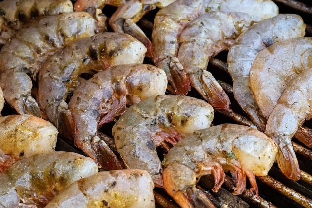 Fresh seasoned shrimp on the grill – premium wild-caught seafood by El Faro Seafood